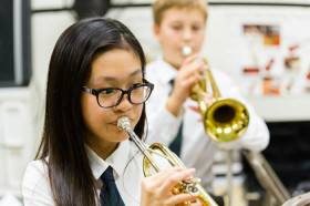 Студенты Mentor College на уроке музыки