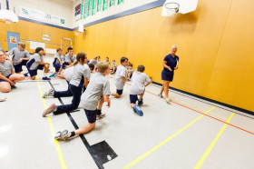 Студенты Mentor College на уроке физкультуры