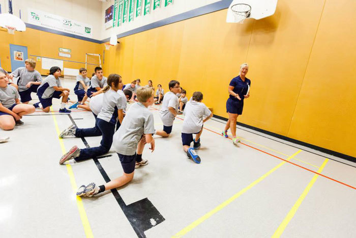 Студенты Mentor College на уроке физкультуры