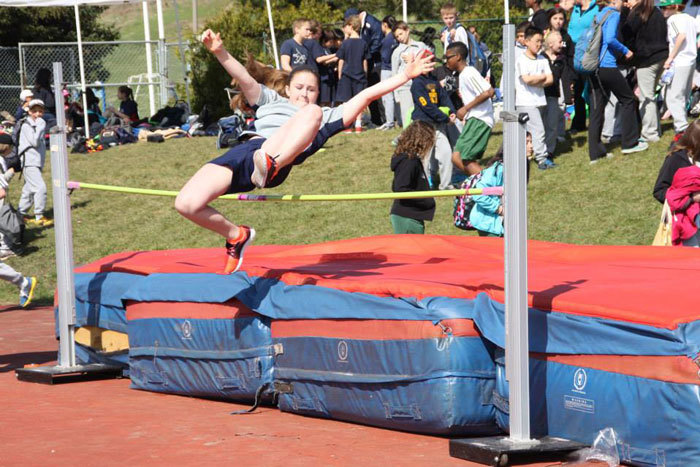Студенты Mentor College занимаются прыжками в высоту