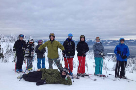 Студенты Mentor College катаются на лыжах