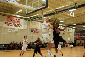 Студенты Ridley College играют в баскетбол