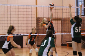 Студенты Ridley College играют в волейбол