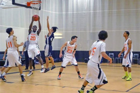 Студенты Ridley College играют в баскетбол