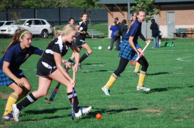 Студенты Ridley College играют в хоккей на траве