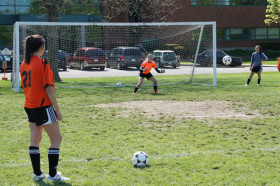 Студенты Ridley College играют в футбол