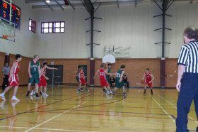 Студенты Rosseau Lake College играют в баскетбол