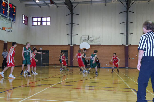 Студенты Rosseau Lake College играют в баскетбол