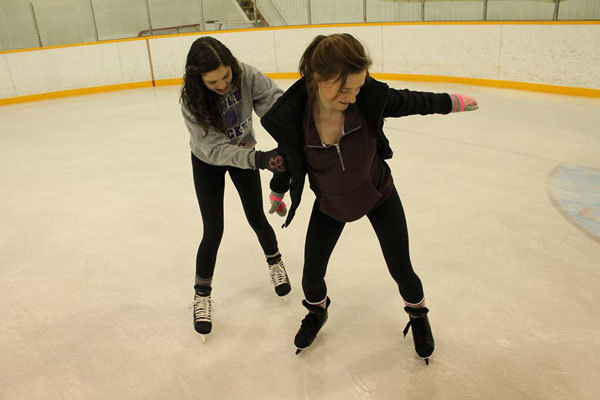 Студенты Rosseau Lake College катаются на коньках