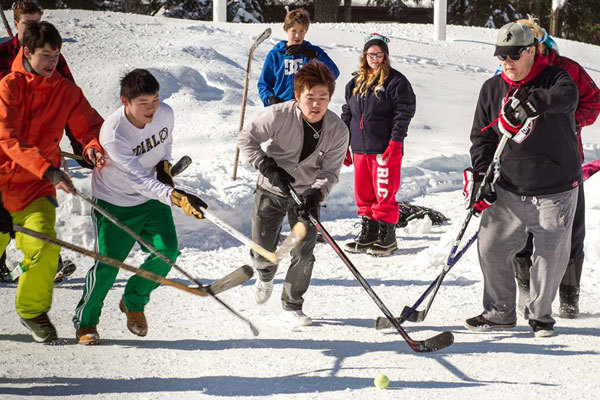 Студенты Rosseau Lake College играют в хоккей