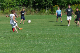 Студенты Rosseau Lake College играют в футбол