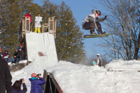 Студенты Rosseau Lake College катаются на сноуборде