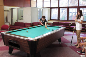 Студенты Worcester Academy играют в бильярд