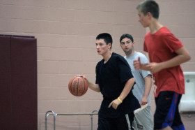 Студенты Worcester Academy играют в баскетбол