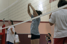 Студенты Worcester Academy играют в волейбол