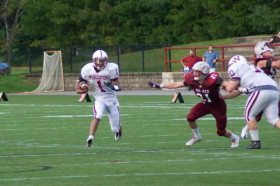 Студенты Worcester Academy играют в американский футбол