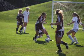 Студенты Worcester Academy играют в футбол