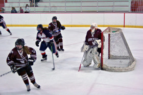 Студенты Worcester Academy играют в хоккей