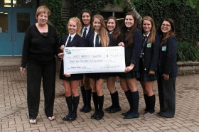 Студенты Mentor College передают чек в рамках социальной программы помощи фонду больных болезнью Альцгеймера