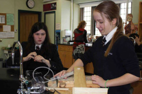 Студенты Trinity College School на уроке химии