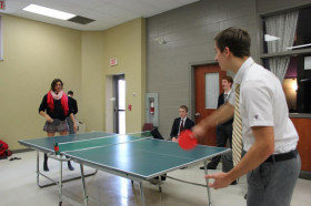 Студенты Trinity College School играют в настольный теннис