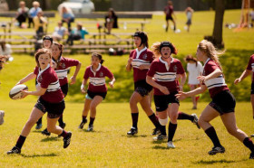 Студенты Trinity College School играют в регби