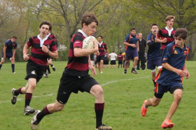 Студенты Trinity College School играют в регби