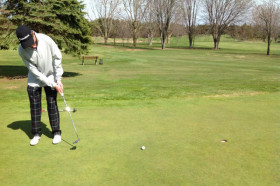 Студенты Trinity College School играют в гольф