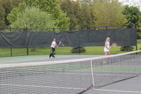 Студенты Trinity College School играют в теннис