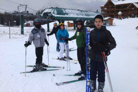 Студенты Trinity College School катаются на лыжах