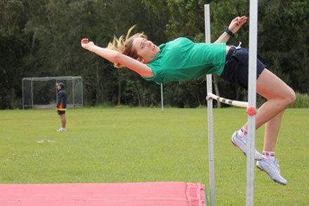Студенты Saint Stephen’s College занимаются прыжками в высоту