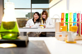 Студенты Taylors College в кабинете химии