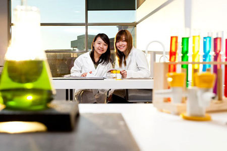 Студенты Taylors College в кабинете химии