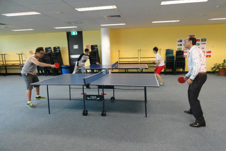 Студенты Taylors College играют в настольный теннис