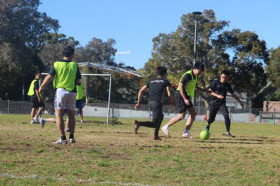 Студенты Taylors College играют в футбол