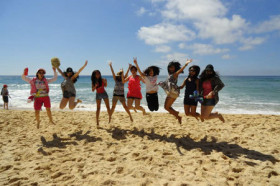 Студенты Taylors College на пляже