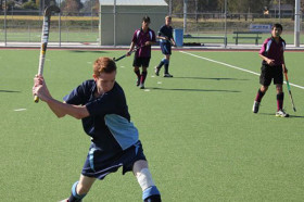 Студенты Academic Colleges Group играют в хоккей на траве