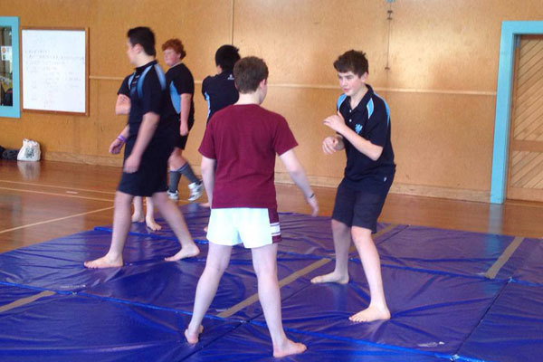 Студенты King's High School занимаются борьбой