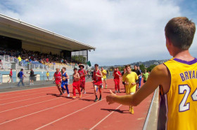 Студенты King's High School занимаются бегом