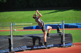 Студенты King's High School занимаются прыжками в высоту