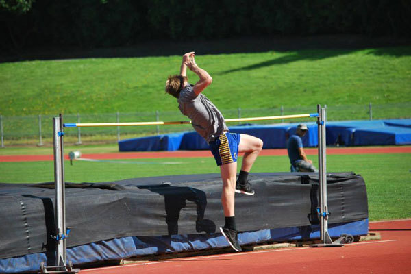 Студенты King's High School занимаются прыжками в высоту