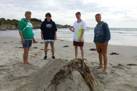 Студенты King's High School на пляже