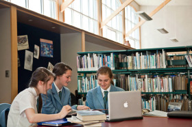 Студенты St Hilda's Collegiate School в билиотеке