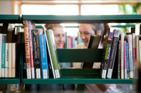 Библиотека в St Hilda's Collegiate School