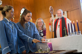 Студенты St Hilda's Collegiate School в храме