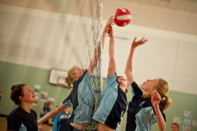 Студенты St Hilda's Collegiate School играют в волейбол