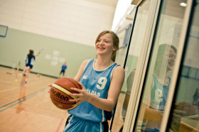 Студенты St Hilda's Collegiate School на занятиях физкультуры