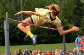 Студенты St Hilda's Collegiate School занимаются прыжками в высоту