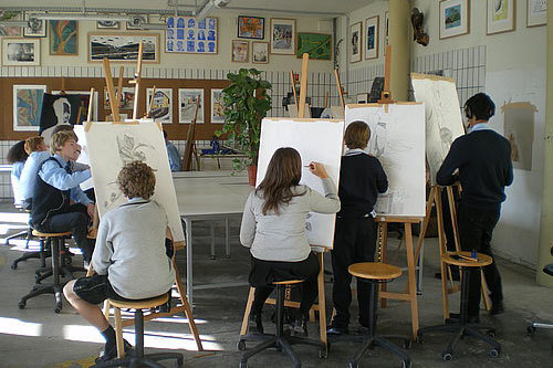 Студенты St Gilgen International School на занятиях рисунком