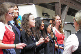 Студенты St Gilgen International School поют в караоке